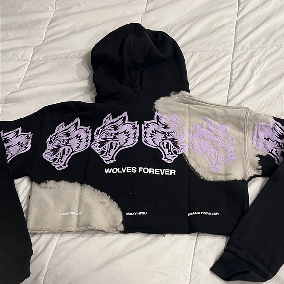 NWT Darc Sport Wolves Black Acid Wash Ohana Cropped Hoodie Size S - Picture 4 of 4